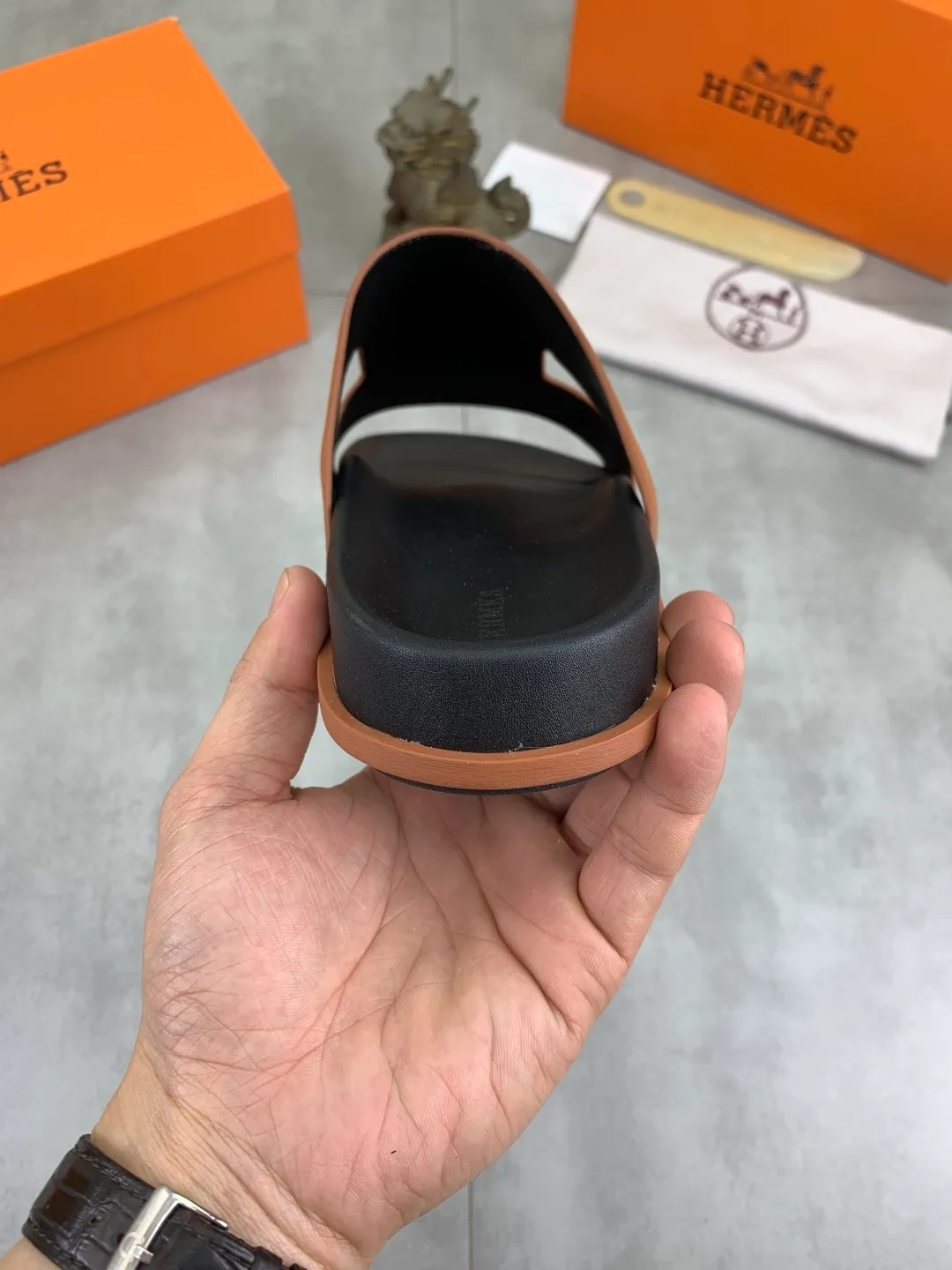 Men's shoes 💰P440 New [HERMES] high-end quality new Hermès slippers, made of imported calfskin, wear-resistant and non-slip rubber outsole. Fashionable and elegant code number: 39-44 (38 45 46 customized)